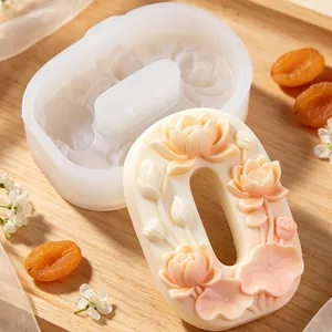 Detailansicht der Silikonform Nummer 0 mit aufwendigen Lotus- und Blumenreliefs
