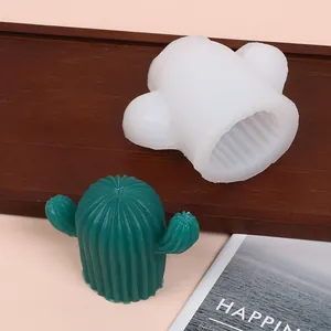 Vue macro détaillée d'un moule en silicone de cactus 3D avec bougie en cire finie