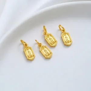 Nahaufnahme von 24K vergoldeten Anhängern mit chinesischen Zeichen für DIY-Schmuck