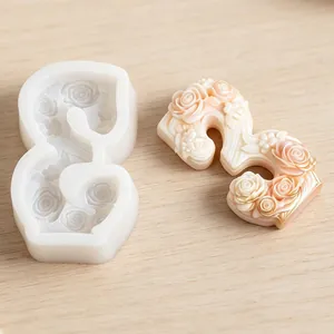 Détail du moule en silicone numéro 3 avec relief de roses pour décor de gâteaux