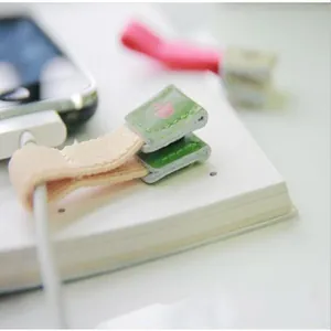 Detailweergave van een schattige lederen kabelorganizer met elastische band voor snoeren
