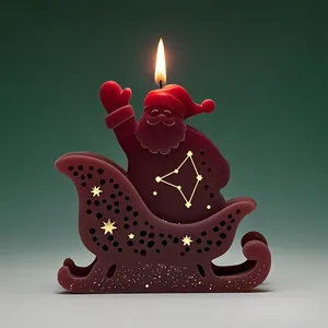 Duftkerze mit Weihnachtsmann im Schlitten, Sternenmuster und warmer Flamme