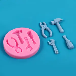Vue détaillée du moule en silicone DIY en forme d'outils avec décorations en fondant