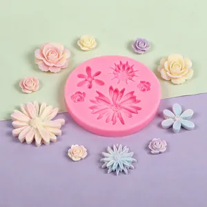 Detailansicht der pinkfarbenen Blumen-Silikonform mit fertigen Harzblumenstücken.