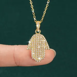 Μενταγιόν χέρι της Φατιμά 14K χρυσό με λαμπερές πέτρες λεπτομέρεια