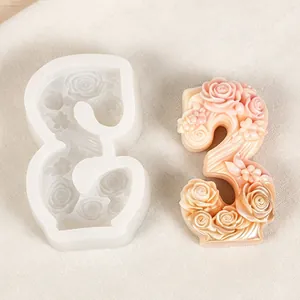Vue détaillée d'un moule en silicone numéro 3 à fleurs avec son produit fini coloré