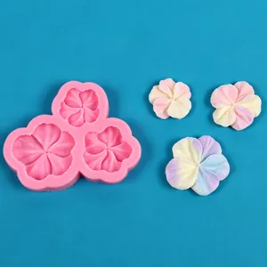 Detailansicht 3-Fach Silikonform Blume mit pastellfarbenen Tonproben