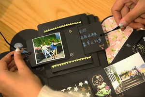 Detalle de caja explosiva DIY con fotos y etiquetas de mensajes escritos