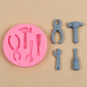 Vue détaillée du moule en silicone rose et décorations de gâteau en forme d'outils
