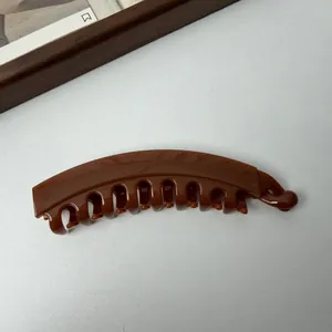 Glanzende bruine plastic banaan haarclip met stevige tanden voor een stijlvolle paardenstaart