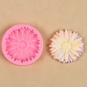 Vista dettagliata dello stampo in silicone a margherita e del pezzo finito colorato