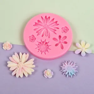Detailansicht der rosa Silikon-Blumenform mit verschiedenen Mustern für DIY-Handwerk