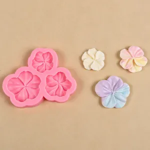 Detailansicht der rosa Silikon-Blumenform mit fertigen bunten Blumen-Resin-Beispielen