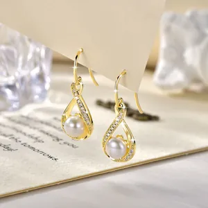 Detailansicht eleganter 14k goldgefüllter Infinity-Ohrhänger mit echten Süßwasserperlen