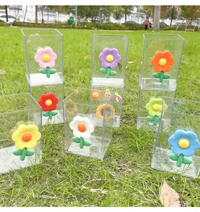 Transparente Acryl-Stifthalter mit bunten 3D-Resin-Blumen für die Schreibtischordnung.