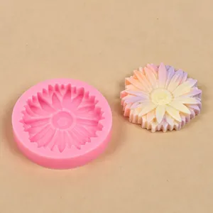 Vista dettagliata dello stampo in silicone a margherita con fiore in gesso sfumato