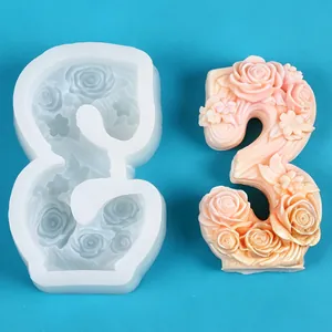 Vue détaillée d'un moule en silicone 3D numéro 3 avec roses et sa bougie fleurie