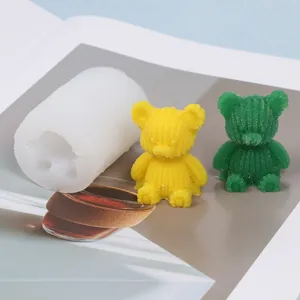 Vue détaillée du moule en silicone pour ours DIY avec bougies texturées jaune et vert
