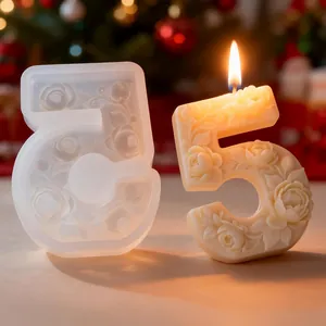 Detailansicht der Silikonform für Nummer 5 Kerzen mit feinem Rosenmuster