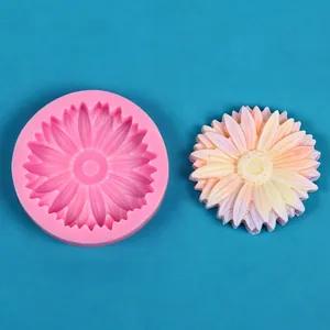 Vista dettagliata dello stampo in silicone a margherita e del pezzo finito in resina.