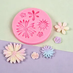 Detailansicht der Silikonform mit fertigen Fondant-Sonnenblumen und Rosen-Dekorationen