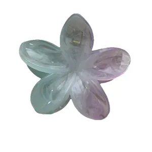 Elegante haarklem in de vorm van een Plumeria bloem met kleurverloop en marmeren textuur