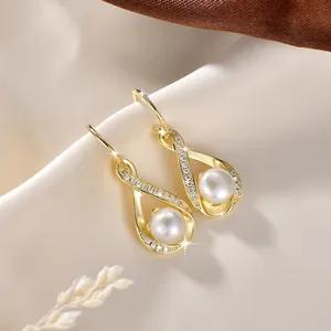 Detailansicht eleganter Ohrhänger aus 14k vergoldet mit Süßwasserperlen und Moissanit