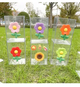 Vibrant 3D-Blumendekorationen auf transparenten Acryl-Schreibtisch-Organizern im Freien