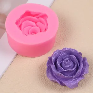 Détail du moule en silicone rose et fleur finie pour la décoration de gâteaux DIY