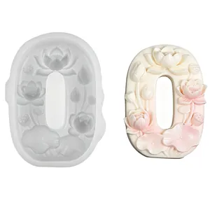 Nahaufnahme einer Lotus Nummer 0 Silikonform mit einer fertigen rosa floralen Wachskerze