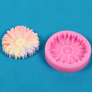 Vista dettagliata dello stampo in silicone a margherita rosa con fiore di cera finito.