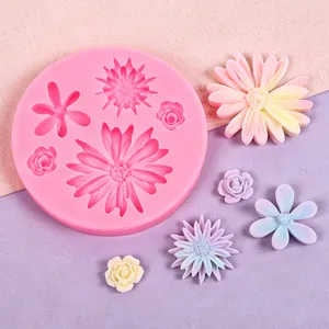 Nahaufnahme einer Silikon-Blumenform mit fertiggestellten farbigen Fondant-Gänseblümchen