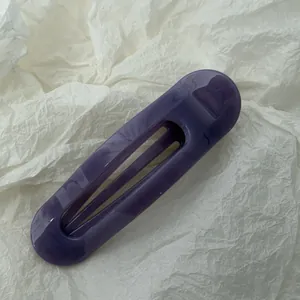 Detailansicht einer großen violetten Jelly-Haarklammer mit elegantem geschwungenem Design.
