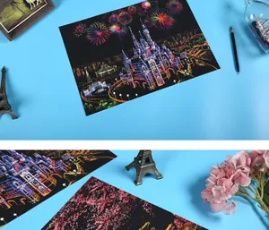 Vista detallada del papel de rascar de castillo colorido para regalos creativos DIY.