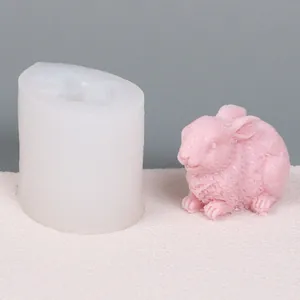 Vue détaillée d'un moule en silicone avec une bougie rose en forme de lapin fini