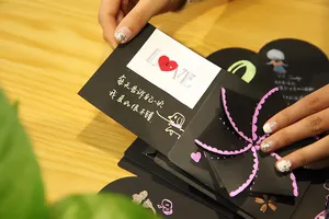 Detalle de caja regalo explosión DIY artesanal con mecanismos creativos de álbum de fotos