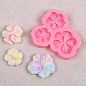 Detaillierte Nahaufnahme einer rosa Blumensilikonform mit fertigen Pastellton-Kunstblumen
