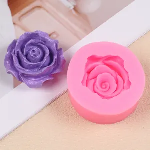 Vue détaillée du moule en silicone rose 3D avec une fleur décorative violette