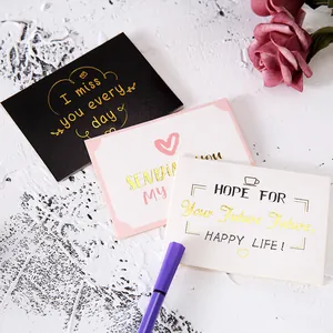 Creatieve wenskaarten met marmerpatroon en goudfolie tekst voor diverse geschenken