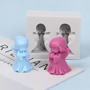Dettaglio dello stampo in silicone angelo 3D con statuette in cera blu e rosa finite