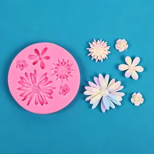 Detailansicht der rosa Silikonform für Blumen mit farbigen Fondant-Akzenten