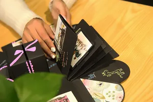 Primer plano de una caja de explosión DIY con fotos y notas escritas a mano