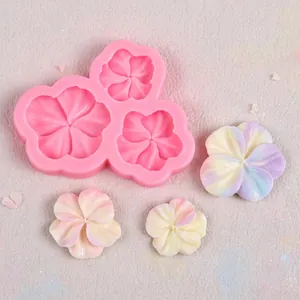 Nahaufnahme rosa 3-Loch Blumen-Silikonform mit bunten DIY-Fondant-Blüten für Gebäck