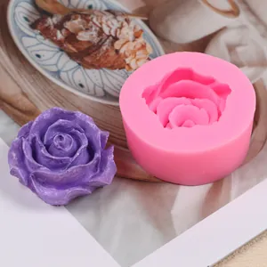 Vue rapprochée d'un moule en silicone rose 3D avec une rose décorative violette finie
