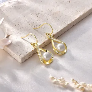 Detailansicht eleganter 14 Karat goldgefüllter Tropfenohrringe mit Süßwasserperle