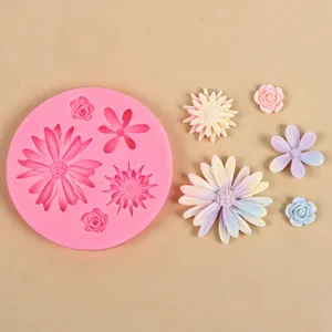 Blumen-Silikonform neben bunt gestalteten Harz- oder Fondant-Blumen dargestellt
