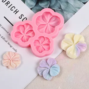 Detail der rosa Blumen-Silikonform mit fertigem Fondant-Handwerk auf einem Magazin