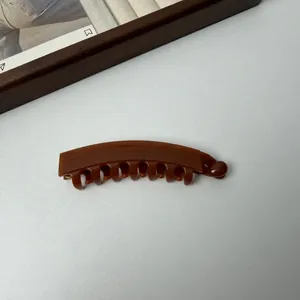 Detailopname van een glanzende bruine banaan haarklem met tanden voor een stevige grip