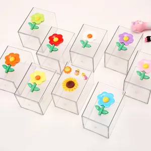 Moderner transparenter Schreibtisch-Organizer mit bunten Blumen zur Aufbewahrung