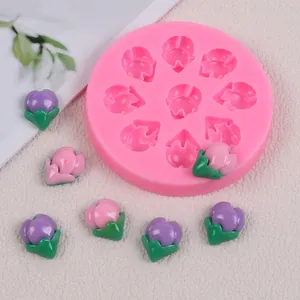 Detailansicht einer rosa runden Silikonform mit fertigen Tulpenknospen-Dekorationen.